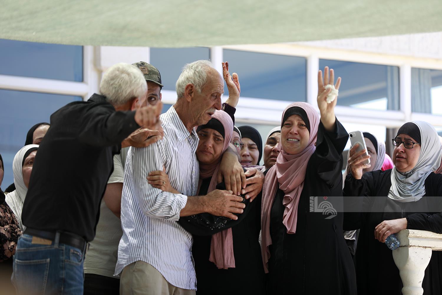 تشييع جثماني الشهيدين محمد الشلبي وسيف مصلط إلى مثواهما الأخير في المزرعة الشرقية شرق رام الله (تصوير: مصطفى أبو دية/ وفا)